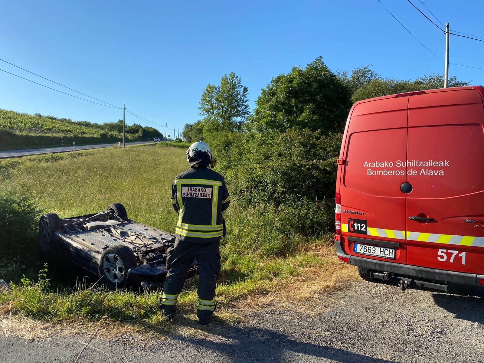 Suhiltzaileek gazte bat atera zuten atzo autotik, istripua izan ostean