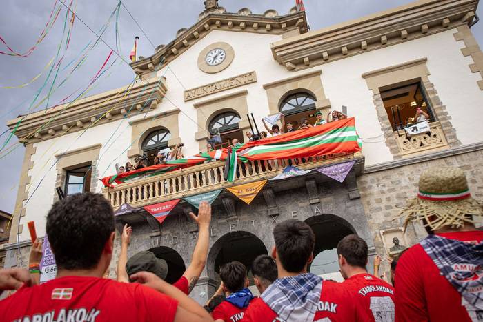 Lehertu da festa-giroa Amurr 76 1755025756514