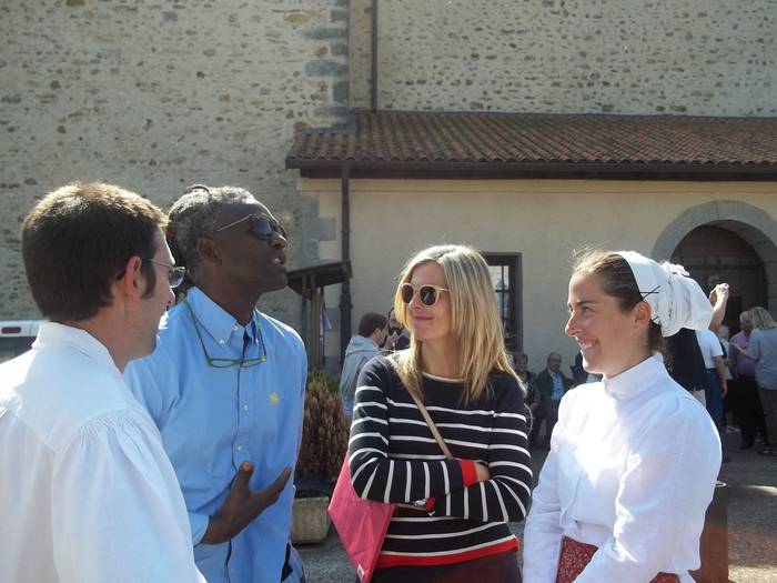 Auzokide ugarik hartu zuten  1 1506366158571