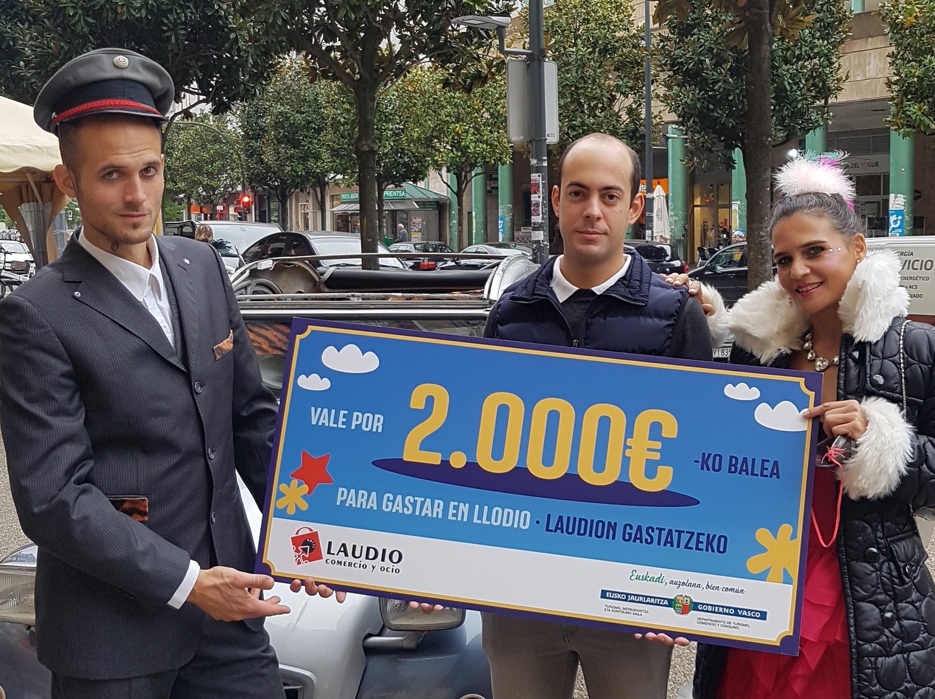 Mª Jose Gavirak 2.000 euroko bonoa gastatu du Laudioko Erosketa Karruselaren II. edizioan