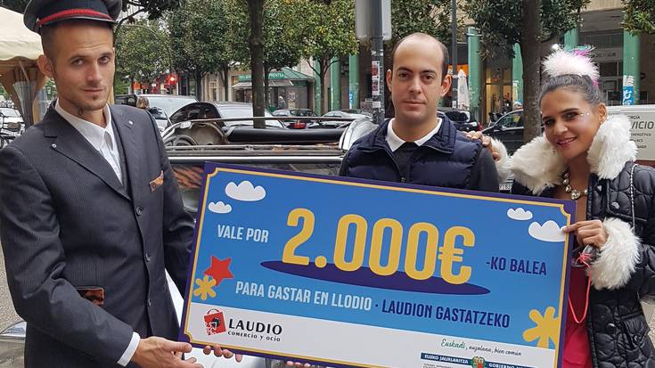 Mª Jose Gavirak 2.000 euroko bonoa gastatu du Laudioko Erosketa Karruselaren II. edizioan