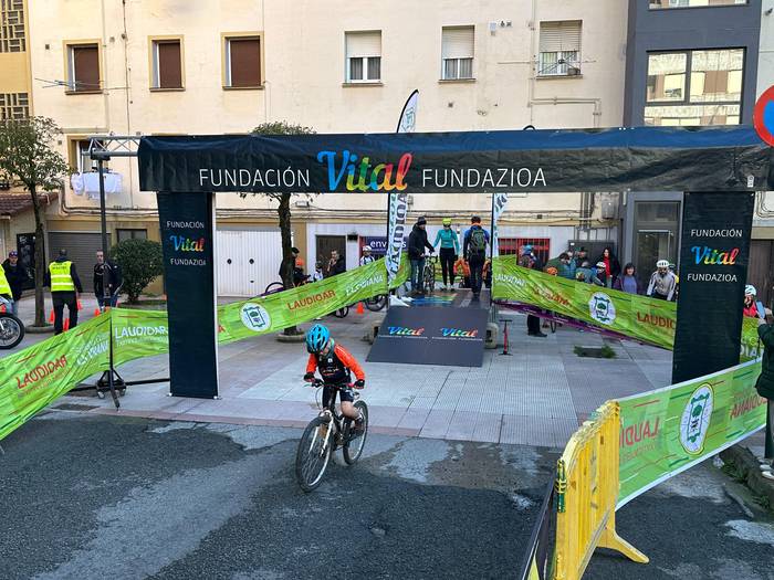 Txirrindulari gazteek erloju 16 1771856168930