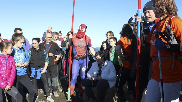 Alpetan izango da Spiderabel bi pertsona itsu mendi zeharkaldi batean gidatuz