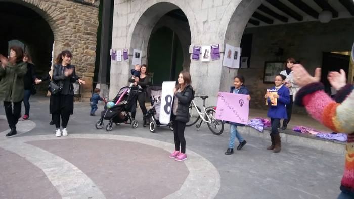 Ehunka lagun bildu dira esku 12 1489001098148