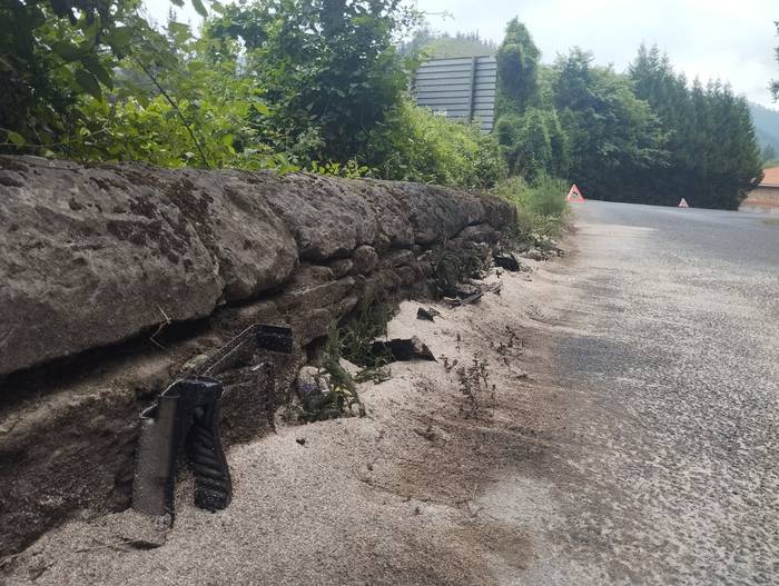 Hiru zauritu arin atzo Luiaondon gertatutako auto istripuan