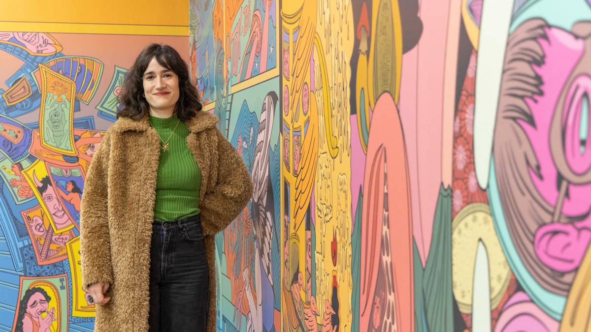 Raisa Alavaren horma-irudi erraldoi batek kolorea jarri dio Artium museoko gazteen liburutegiari