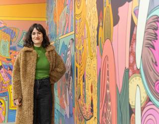 Raisa Alavaren horma-irudi erraldoi batek kolorea jarri dio Artium museoko gazteen liburutegiari