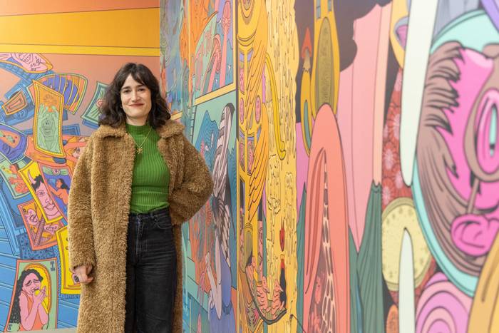 Raisa Alavaren horma-irudi erraldoi batek kolorea jarri dio Artium museoko gazteen liburutegiari