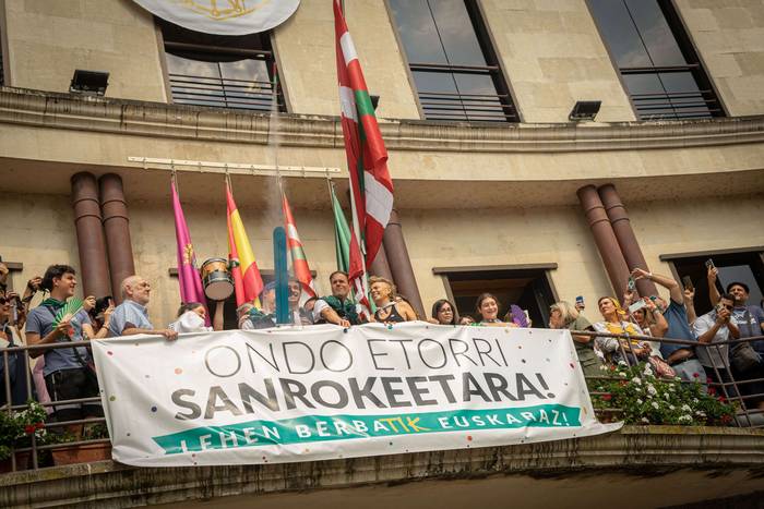 Festa-giro goria piztu du La 76 1755257092859