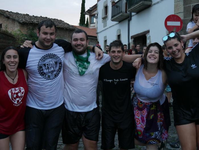 Ura eskatzen zeharkatu dute  60 1536437354584