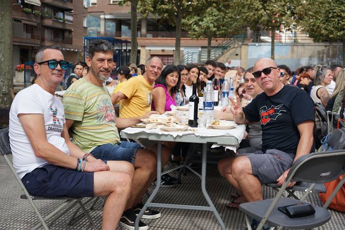 Ehunka lagun bildu ditu Lati 1 1758394258210