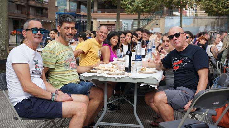 Ehunka lagun bildu ditu Latiorroko jaietako auzo bazkariak