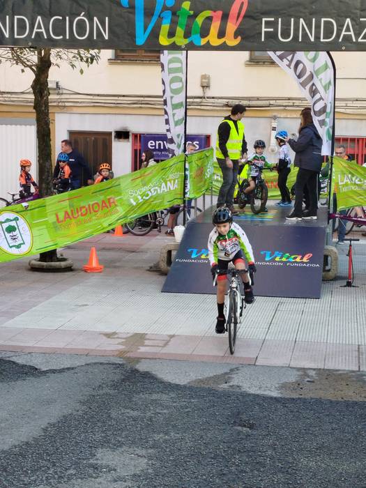 Txirrindulari gazteek erloju 19 1771856165071