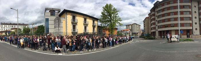 Aiaraldeko mugimendu feministaren epaitegiko protesta