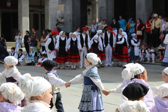 Ehunka dantzari eta ikusle b 15 1524460800126