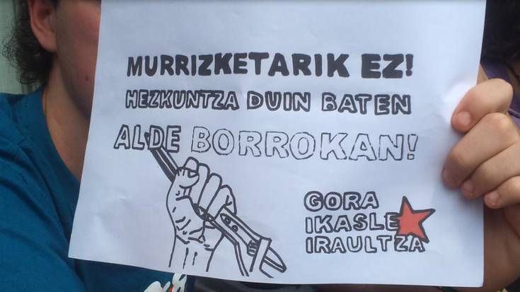 Gazte talde batek protesta egin du irakaskuntzan egingo diren murrizketen aurka