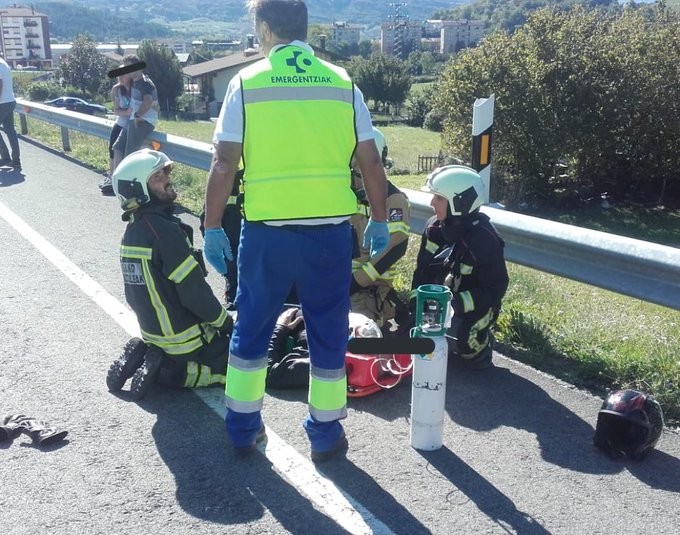 Bi pertsona eraman dituzte ospitalera, auto eta motor batek talka egin ostean