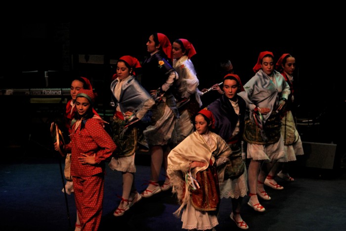 Eskualdeko ehundik gora dantzari eta musikarik koloreztatu zuten Amurrio Antzokiko oholtza - 25