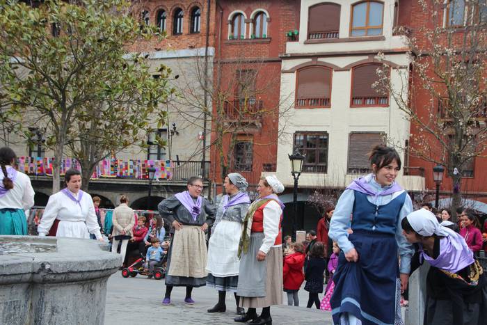 Dantzaren bidez aldarrikatu  40 1520778008695