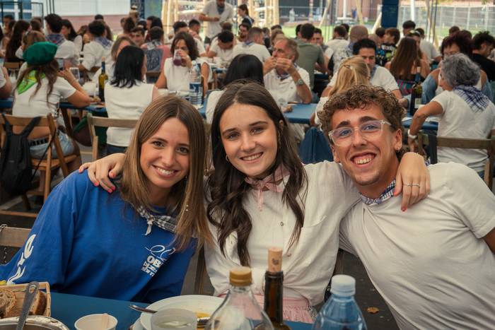 Ehunka lagun bildu dituzte j 99 1757018595384