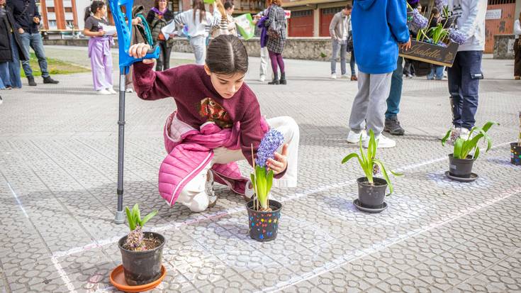 Indarkeriaren aurkako jarrera "egunero zaindu eta ureztatu" behar dela aldarrikatu dute Amurrioko ikastetxeek