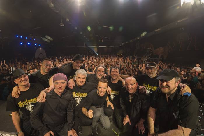 Akelarre musika taldearen historia kontatzen duen dokumentala proiektatuko da azaroaren 29an Laudioko Kasinoan