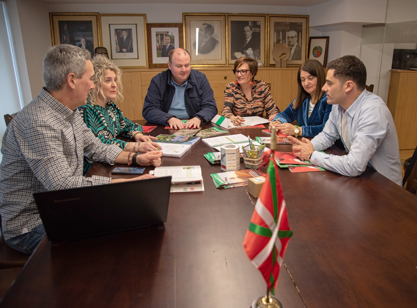EH-Bildu, gogoratu, tokiko merkataritzari laguntzea, batez ere, garaiz ordaintzea da