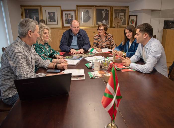 EH-Bildu, gogoratu, tokiko merkataritzari laguntzea, batez ere, garaiz ordaintzea da