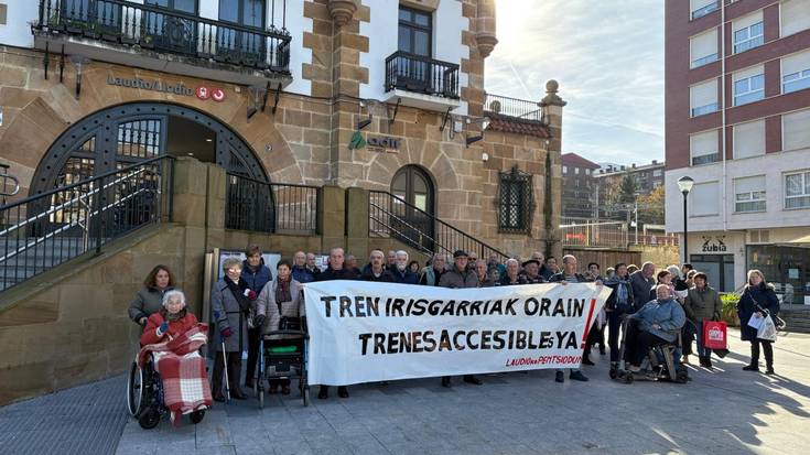 Tren-zerbitzu irisgarri baten aldeko protesta egin dute Aiaraldeko pentsiodunek