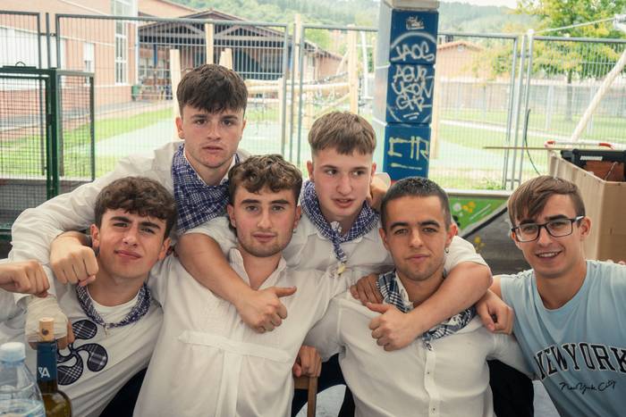 Ehunka lagun bildu dituzte j 122 1757018677880