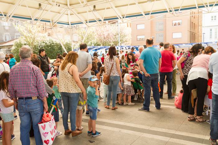 Ehunka dantzari eta ikusle b 25 1524466264169