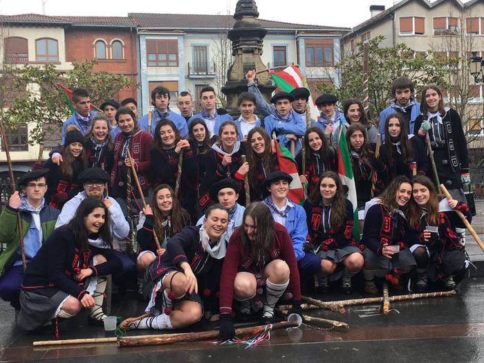 Kantuz aritu dira eskean kin 1 1517678867008