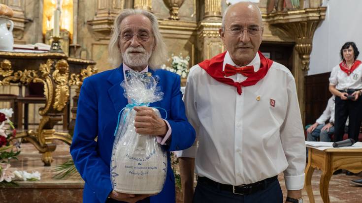 Envaseseko akziodun nagusietako bat den Gerardo Ruigomez Varelak jaso du San Roke Kofradiaren ohorezko pitxerra