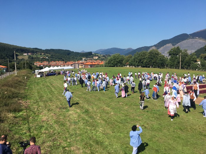 300 lagunek hartu dute parte Jose Arrueren margolanaren antzezpenean - 20