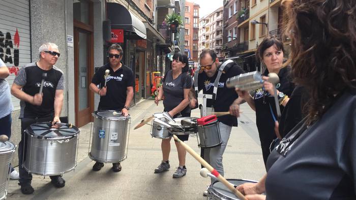 Ehunka dantzari eta ikusle b 8 1524460698964