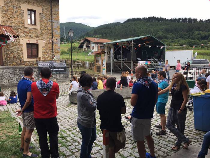 Auzokideez inguratuta piztu  13 1500054545258