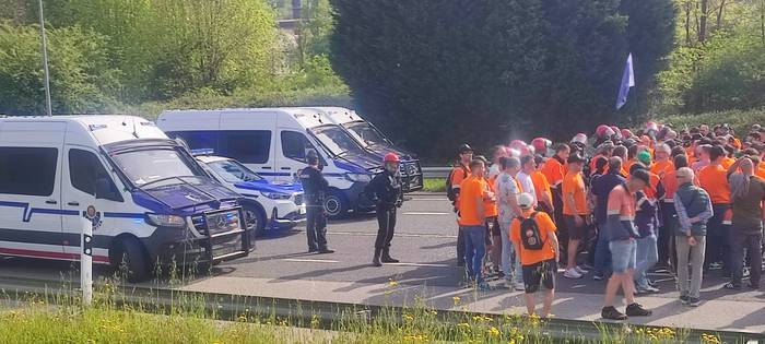 Tubos Reunidoseko bi langile 2 1776453823359