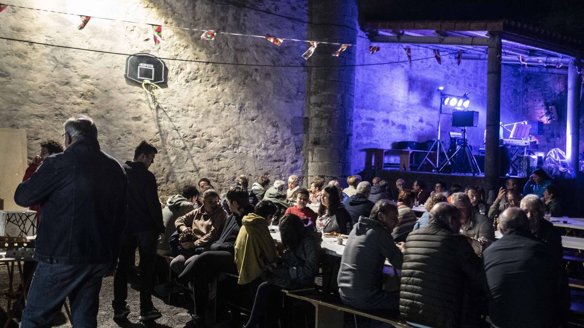 Auzolanean eta festa-giroan elkartu dira Soxoko bizilagunak
