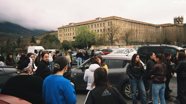 Eskualdeko kotxe karabanarekin berotu dituzte motorrak Martxoaren 8rako