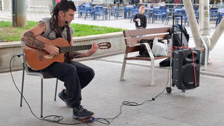 Jurgi Ibarretxek kontzertua eskaini zuen atzo, Bachué elkartearen jardunaldietan