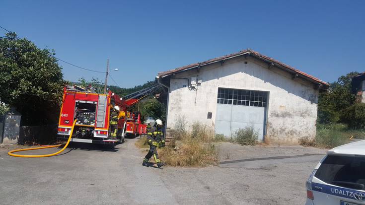 Etxola batek sua hartu du Amurrioko Ugarte auzoan