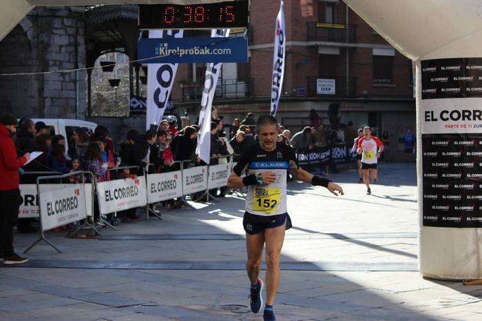 300 korrikalari baino gehiag 69 1517150282895