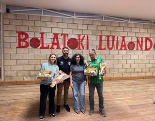 Bea Miras eta Raul Beaskoetxea garaile bola-joko konikoko San Jose jaurtiketan