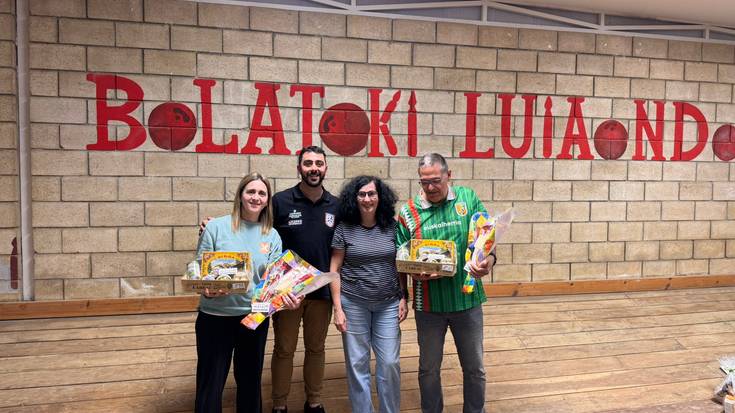 Bea Miras eta Raul Beaskoetxea garaile bola-joko konikoko San Jose jaurtiketan