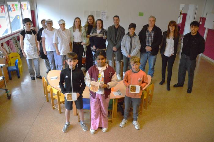 Mendiko Eskolako jantokian soberan dagoen janaria herritarren eskura jarriko dute elkartasun vending makina bitartez astelehenetik aurrera