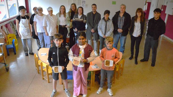 Mendiko Eskolako jantokian soberan dagoen janaria herritarren eskura jarriko dute elkartasun vending makina baten bitartez astelehenetik aurrera