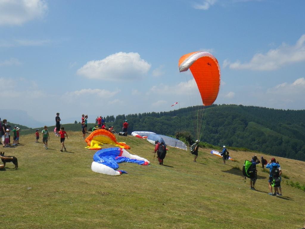 Orozkoko zeruak zeharkatuko ditu Bizkaiko Parapente Txapelketak