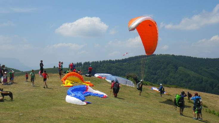 Orozkoko zeruak zeharkatuko ditu Bizkaiko Parapente Txapelketak