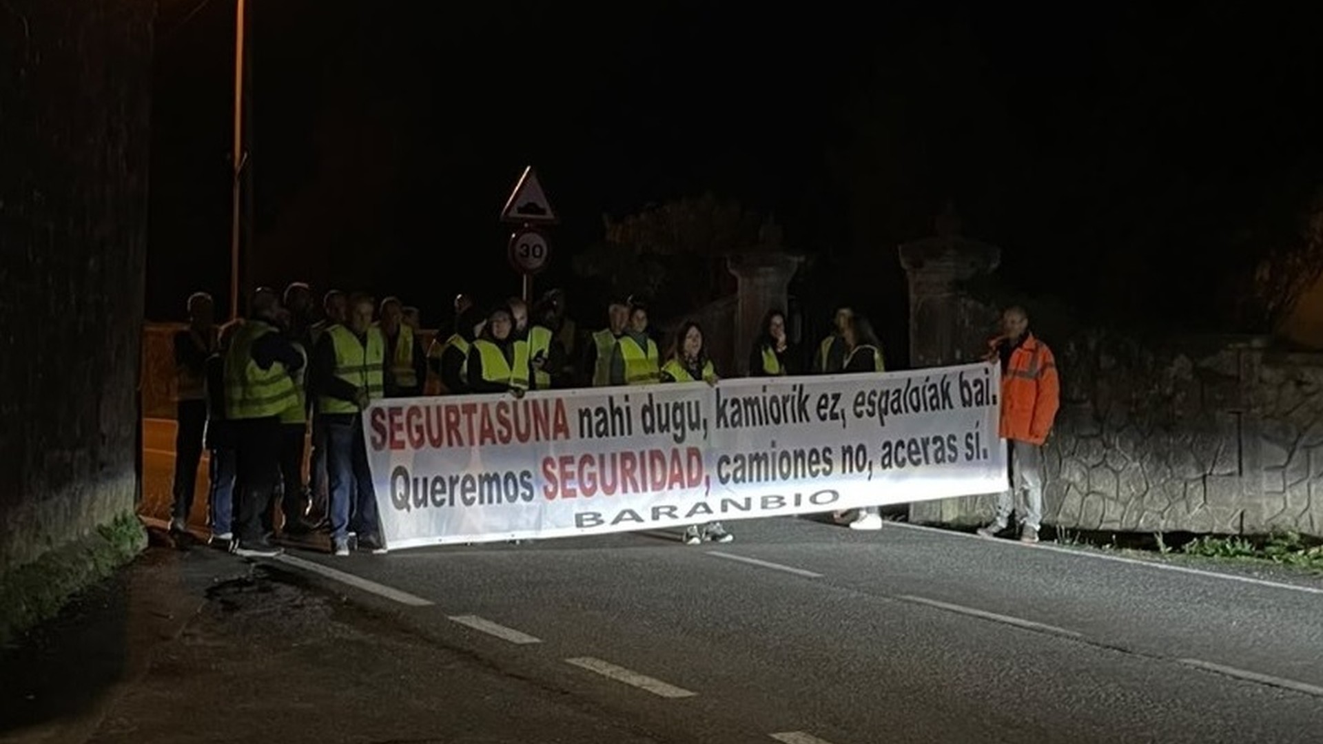 Baranbioko herritarrek trafikoa eten zuten atzo AP-68 autopistaren doakotasuna exijitzeko