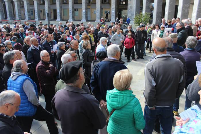 Aiaraldeko plazak bete dituz 8 1520881149917